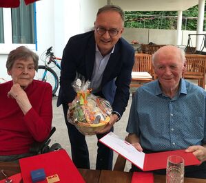 Der SPD-Landesvorsitzende Andreas Stoch ehrt Helga Butter und Anton Ritter