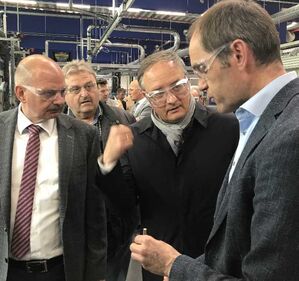 Logistik-Chef Martin Färber zeigt Andreas Stoch und Bürgermeister Alfons Jakl die Produktion in Dischingen. (v.r.)